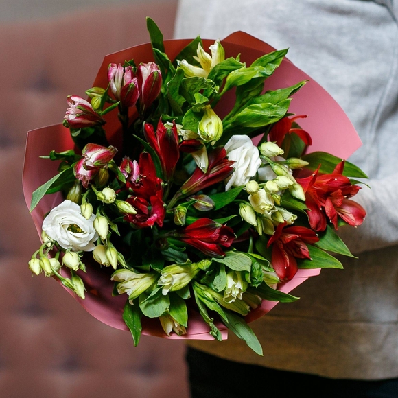 Букет из альстромерии микс и лизиантуса - S
