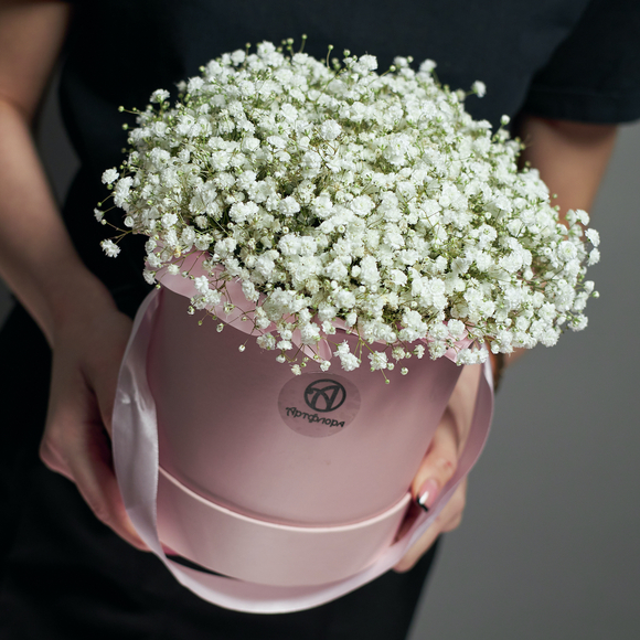 Шляпная коробка с белой гипсофилой