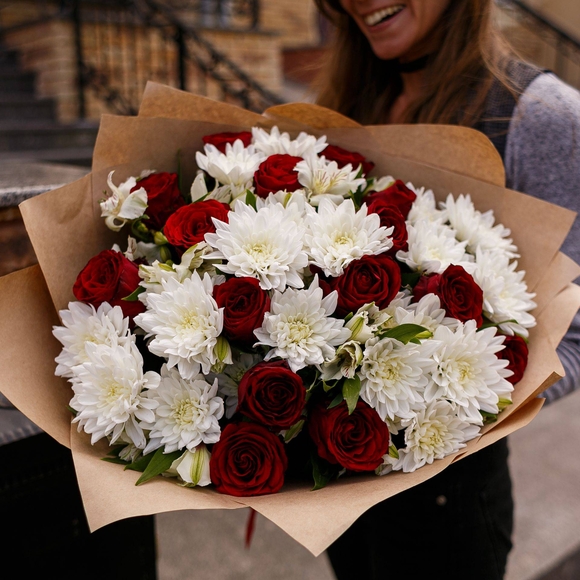 Букет из красных роз, хризантем и альстромерии - L