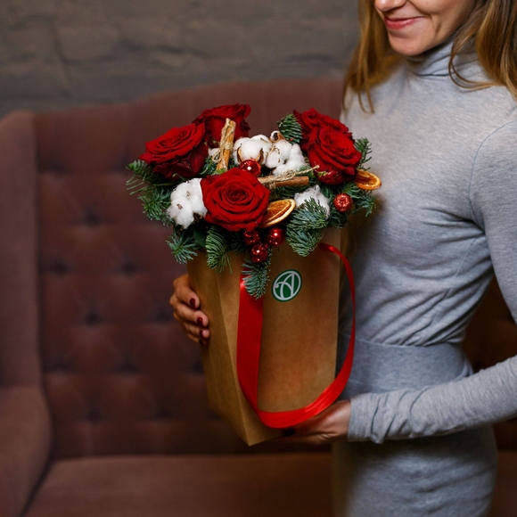 Новогодняя сумочка с красными кенийскими розами - М