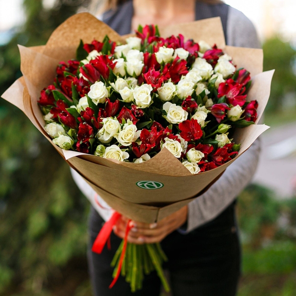 Букет из белых кустовых роз и альстромерии - М