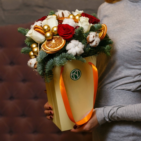 Новогодняя сумочка с красными кенийскими розами - L