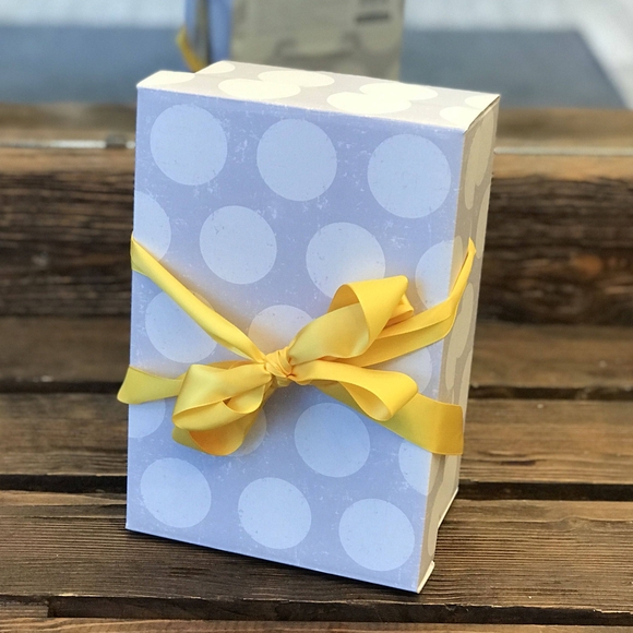 Басик в штанишках и шапочке с заколкой