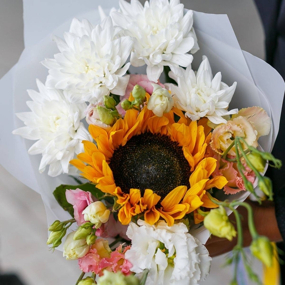 Букет из подсолнуха, кустовой хризантемы и лизиантуса - S