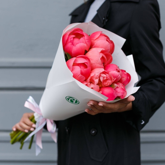 Букет из 9 коралловых пионов (Голландия)