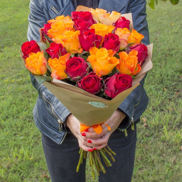 Букет из 25 красных и оранжевых роз 50 см (Кения)