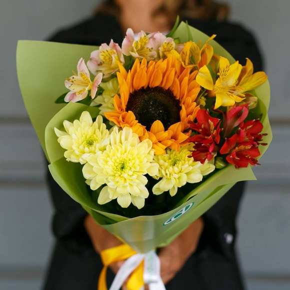 Букет из подсолнуха, кустовой хризантемы и альстромерии микс - S