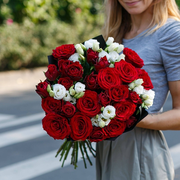 Букет из красных роз и лизиантуса - L