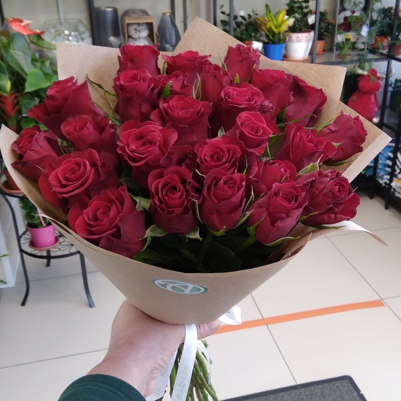 Букет из 25 красных роз 50 см (Кения) в крафте
