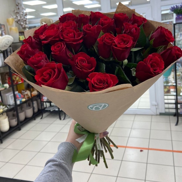 Букет из 25 красных роз 50 см (Кения) в крафте