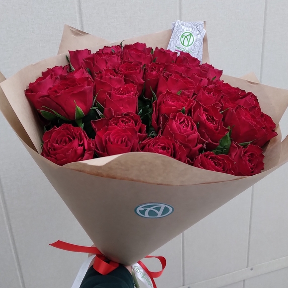 Букет из 25 красных роз 50 см (Кения) в крафте