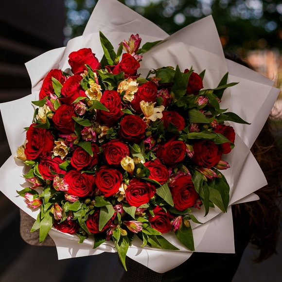 Букет из красных роз (Кения) и альстромерии - L