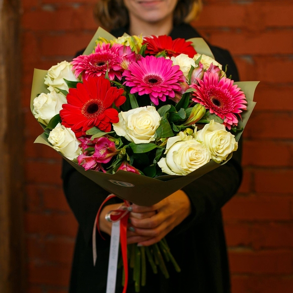 Букет из белых эквадорских роз, гербер и альстромерии микс - М