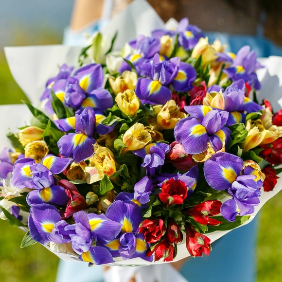 Букет из синих ирисов и альстромерий микс - L