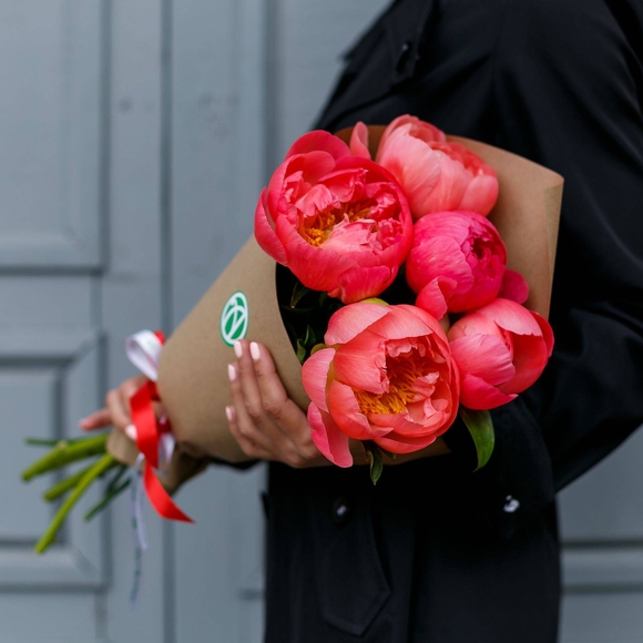 Букет из 5 коралловых пионов (Голландия)