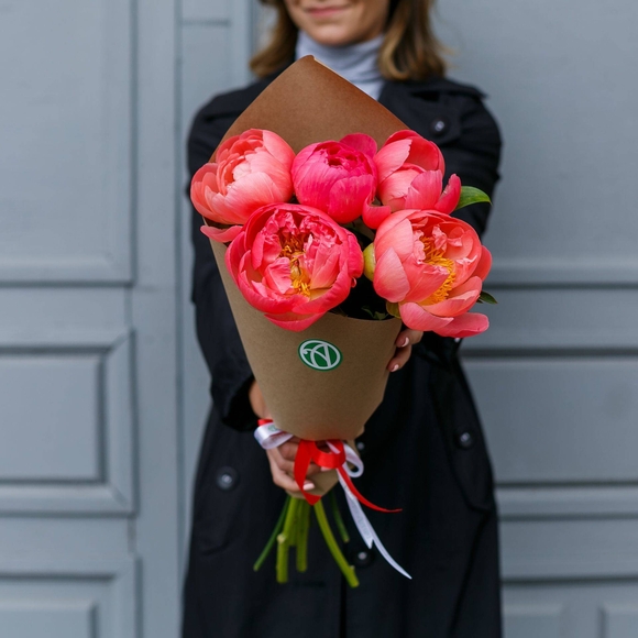 Букет из 5 коралловых пионов (Голландия)