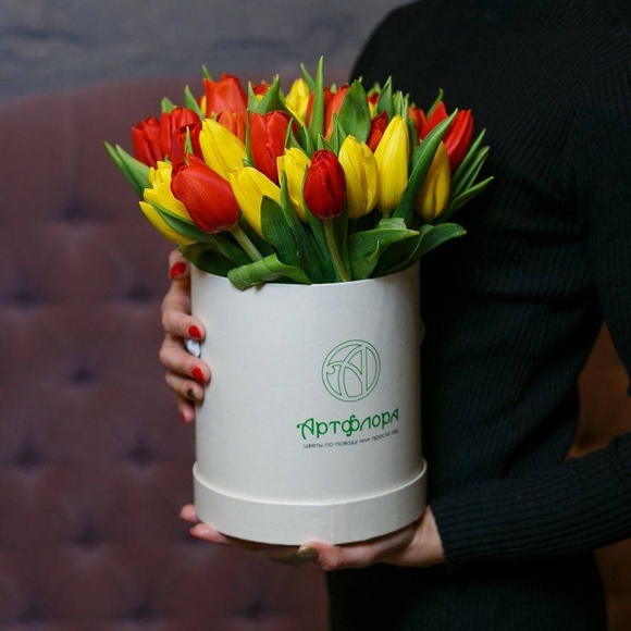 35 тюльпанов яркий микс в шляпной коробке small