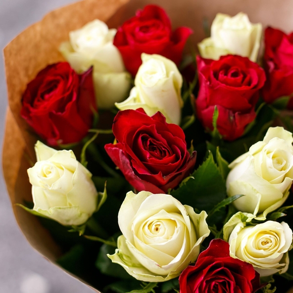 Букет из 15 красных и белых роз 50 см (Кения)