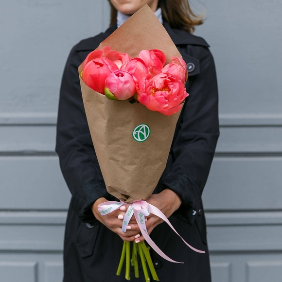 Букет из 7 коралловых пионов (Голландия)