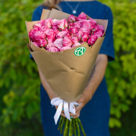Букет из 15 пионовидных кустовых роз Леди Бомбастик 50 см