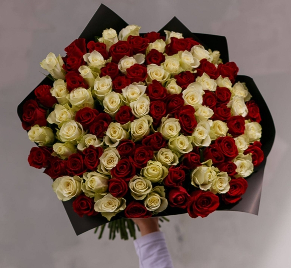 Букет из 101 красной и белой розы 50 см (Кения)