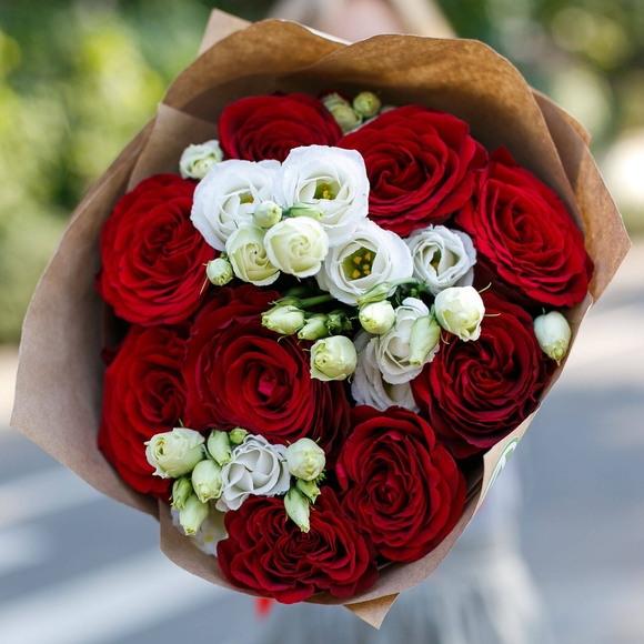 Букет из красных роз и лизиантуса - S