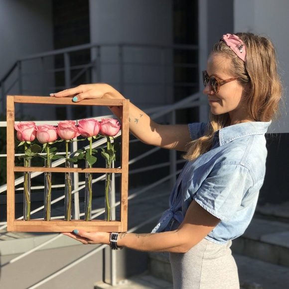 Рамка с живыми цветами коричневая