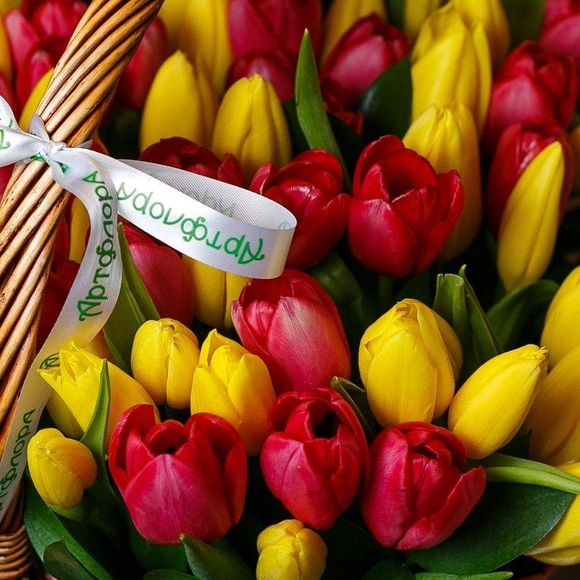 35 красных и желтых тюльпанов в корзине
