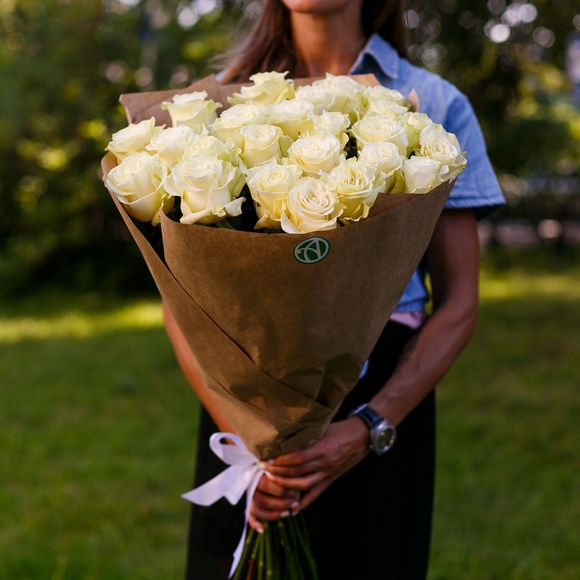 Букет из 25 белых роз 70 см (Эквадор)