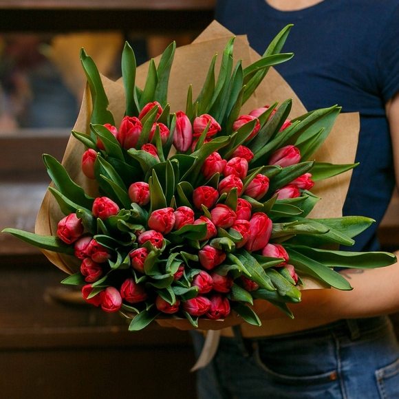 Букет из 51 красного тюльпана