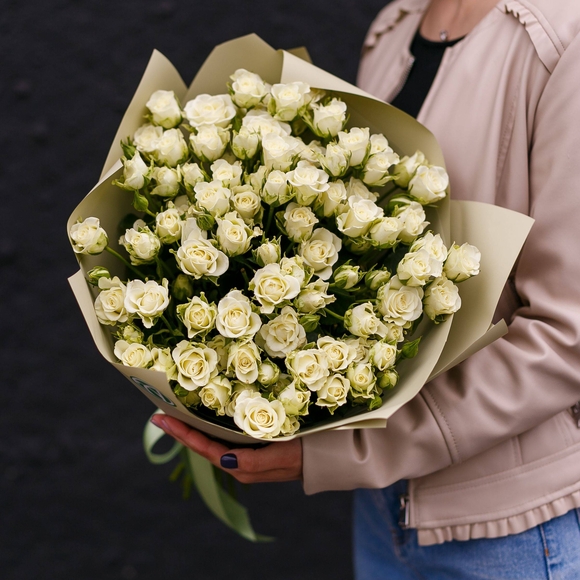 Букет из 25 белых кустовых роз 50 см (Кения)