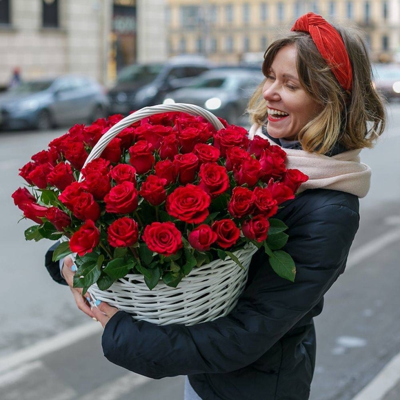 75 роз Кения в корзине