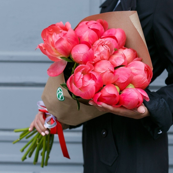 Букет из 15 коралловых пионов (Голландия)