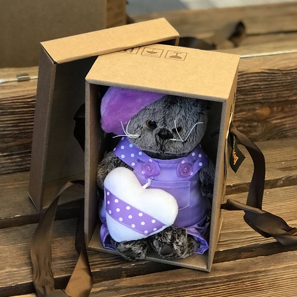 Басик в штанишка с игрушкой сердце