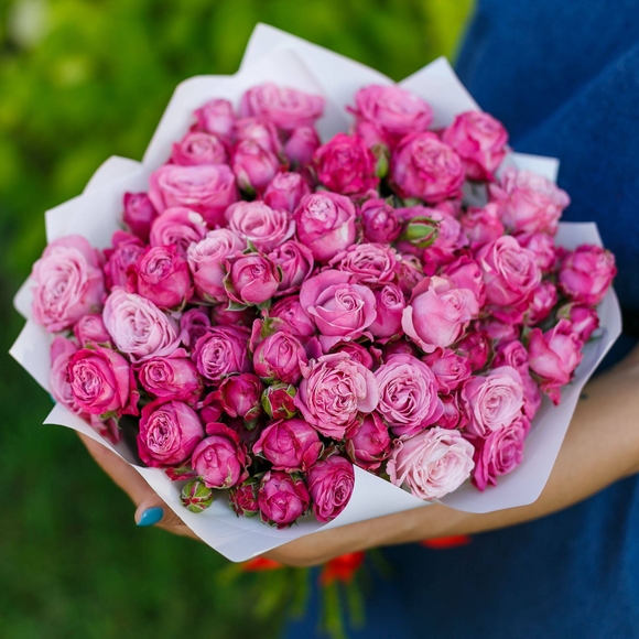 Букет из 25 пионовидных кустовых роз Леди Бомбастик 50 см