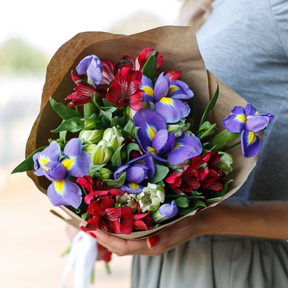 Букет из синих ирисов и альстромерии микс - S