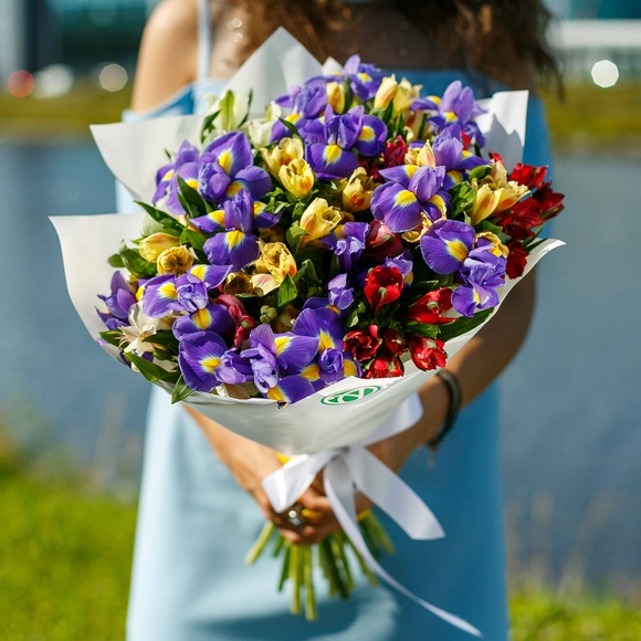 Букет из синих ирисов и альстромерий микс - L