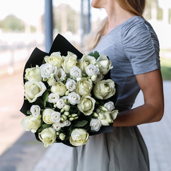 Букет из белых роз и лизиантуса - М