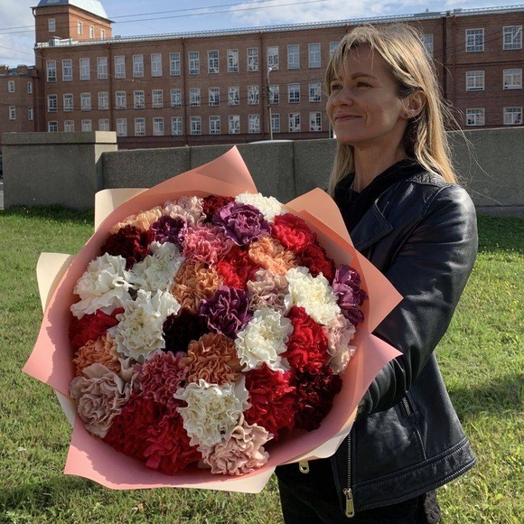 Букет из 31 гвоздики (диантусов) микс