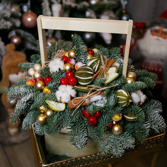 Зимняя композиция в ящике с цитрусами