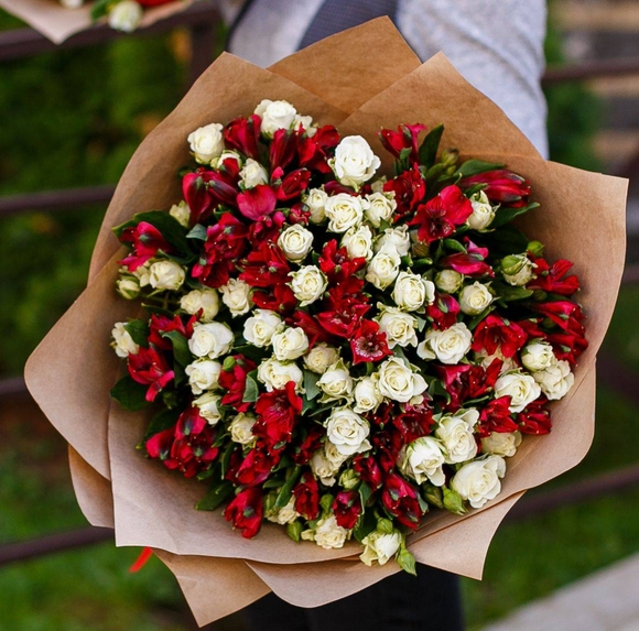 Букет из белых кустовых роз и альстромерии - М