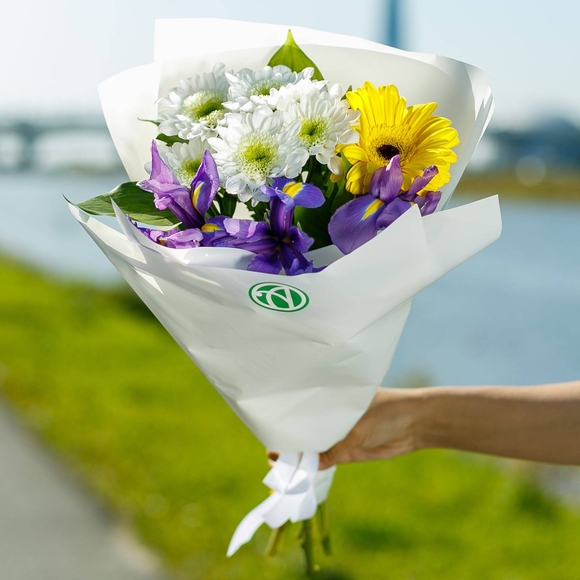 Букет из герберы, ирисов и кустовой хризантемы