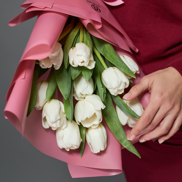 11 белых тюльпанов в корейской упаковке