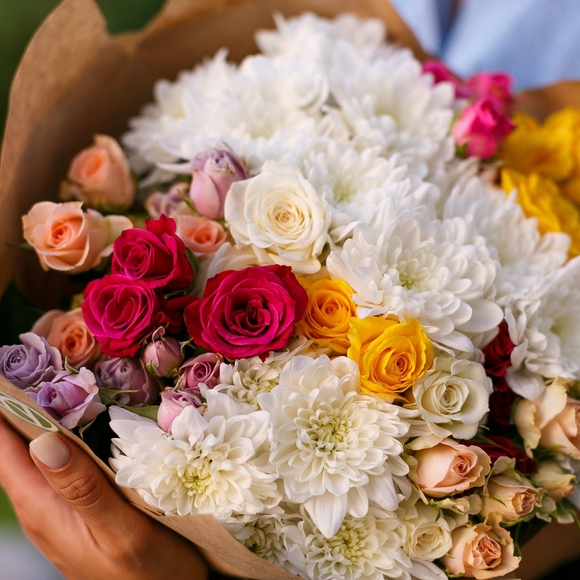 Букет из кустовых роз микс и хризантем - М