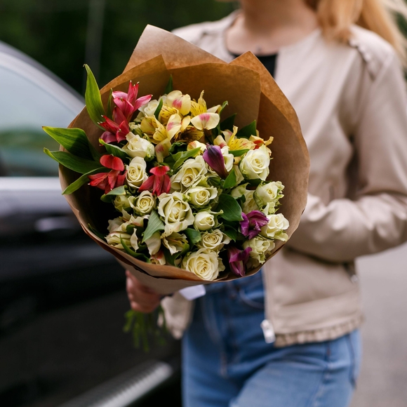 Букет из 7 белых кустовых роз и 4 альстромерий микс - S