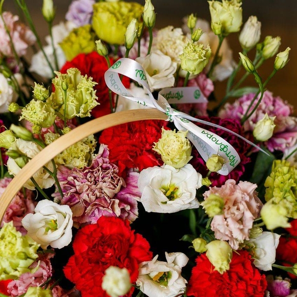 Корзина с гвоздикой микс, лизиантусом и зеленью