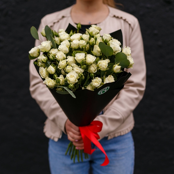 Букет из 15 белых кустовых роз с эвкалиптом