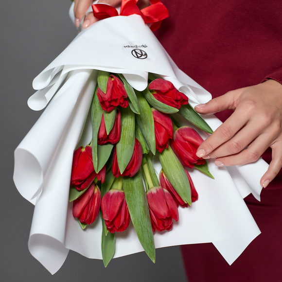 11 красных тюльпанов в корейской упаковке
