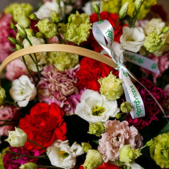 Корзина с гвоздикой микс, лизиантусом и зеленью