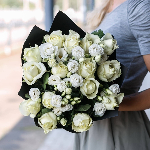 Букет из белых роз и лизиантуса - М
